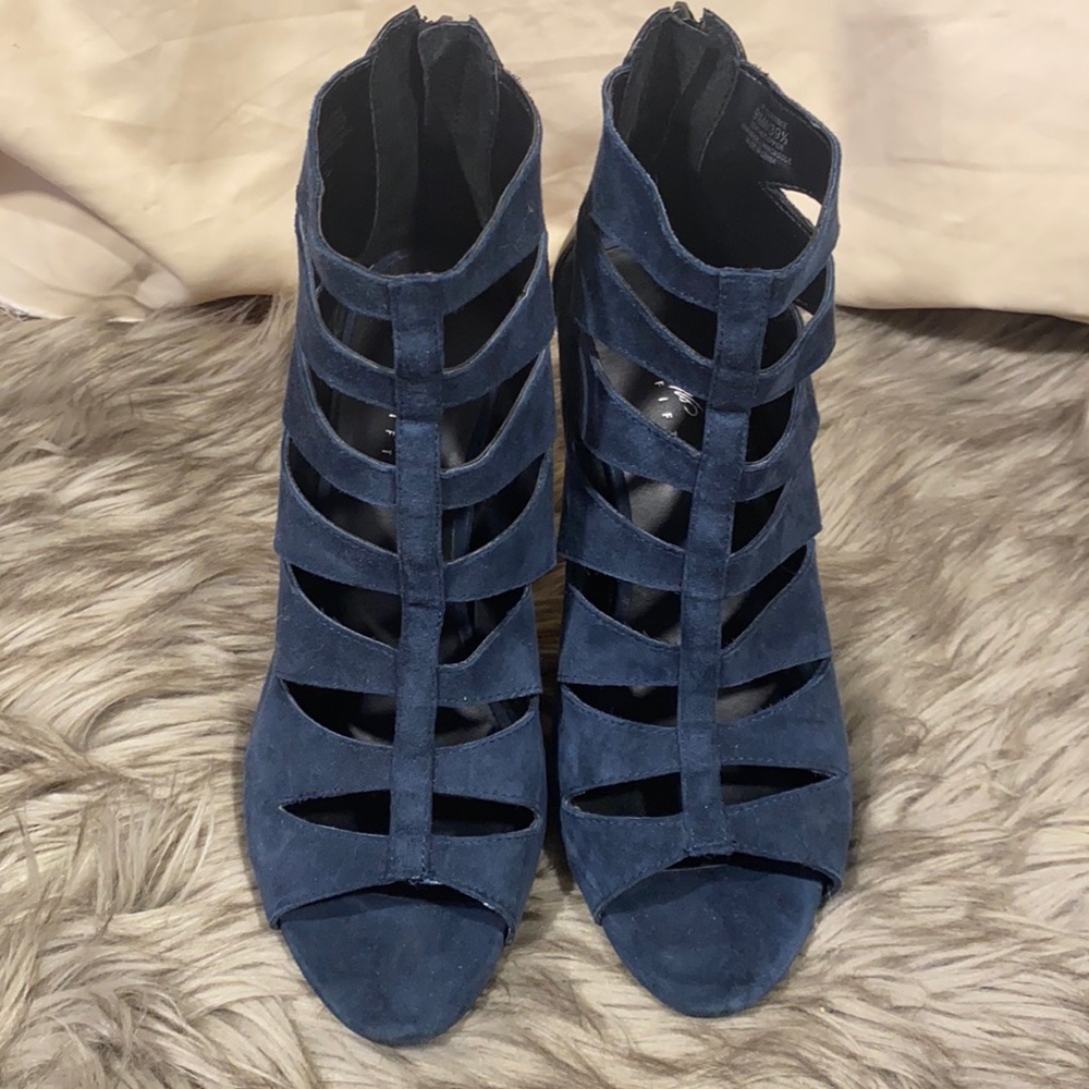 Lord & Taylors Women’s blue shoe size 9 1/2